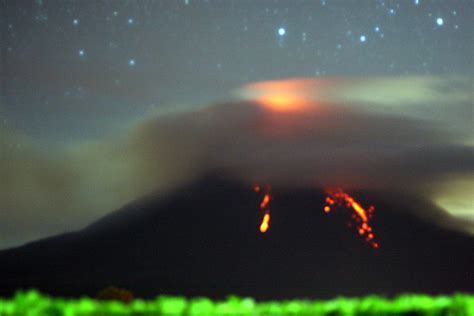 Arenal volcano eruption at night-1 | John Trainor | Flickr