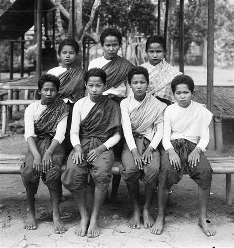 ปักพินโดย Wasin T ใน Thai Traditional Dresses | ภาพเก่า, ศิลปะภาพถ่าย, ย้อนยุค