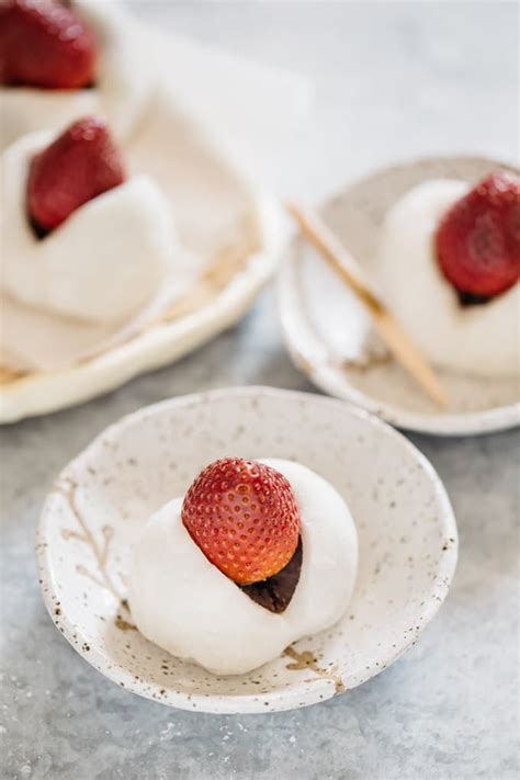 Strawberry Mochi (Ichigo Daifuku) いちご大福 | Cafe food, Strawberry mochi ...