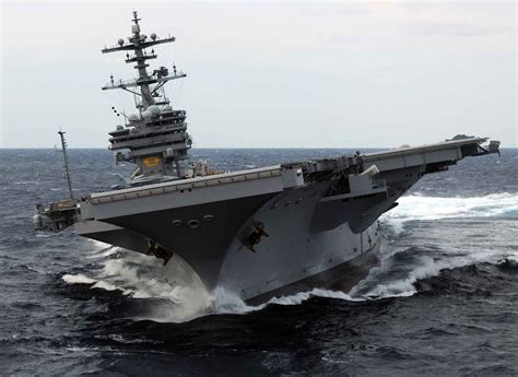 Virage pleine vitesse. | Aircraft carrier, Navy aircraft carrier, Navy carriers