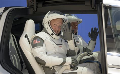 Spacex Suit - Lintas Cerita Online