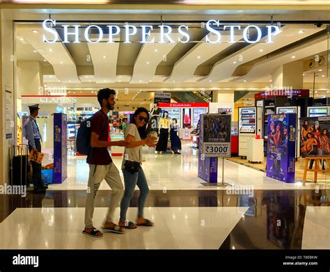 India shoppers stop hi-res stock photography and images - Alamy