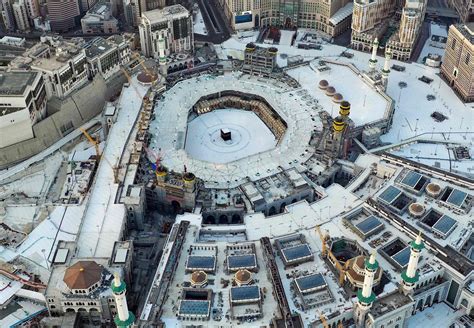 Aerial view reveals empty Kaaba on first day of Ramadan | Daily Sabah