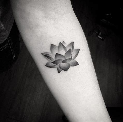 25 Tattoos Fit For a Glam-Grunge Goddess | Flower tattoo designs, Lotus ...