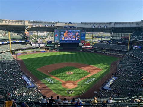 Brewers fans still can't get enough of Hank the Dog - oggsync.com