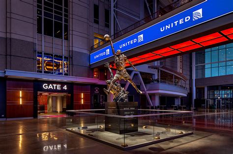 Statue of Michael Jordan - Wikipedia - oggsync.com