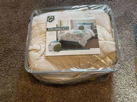 Queen bedding set - Legacy Auction Company