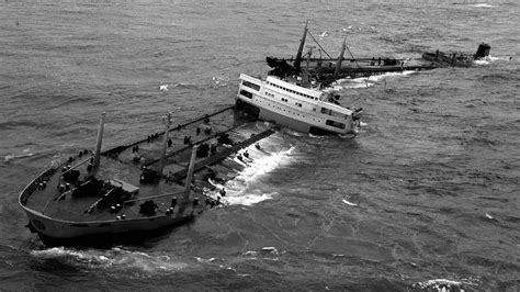 Torrey Canyon: The shipwrecked supertanker | Torrey canyon, Abandoned ships, Boat