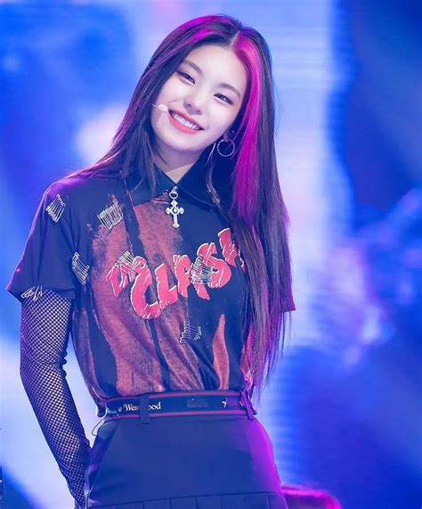 #yeji #hwang #loco #swipe #performance #stage #2021 #pink #icon #aesthetic | Gadis-gadis cantik ...