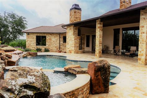 Travertine Beach Entry | Hutchinson - Infinity Pools of Texas