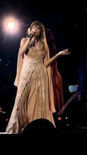 taylor swift singing "august" at the eras tour [Vídeo] | Mulher ...