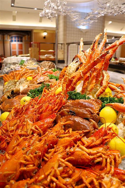 Crab and Lobster Seafood Buffet at Carousel, Royal Plaza on Scotts | CAMEMBERU