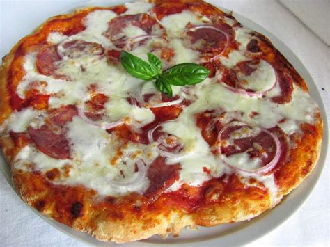 Pizza fatta in casa con stracchino e Finocchiona IGP | Felici Ricette