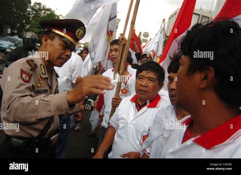 Suporters of Great Indonesia Movement Party (Gerindra Party) rally ...