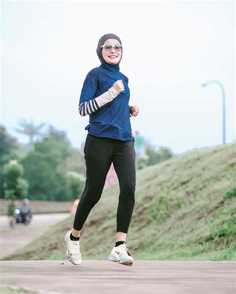 10 Inspirasi Outfit Jogging Hijab yang Stylish | All Things Hair ID