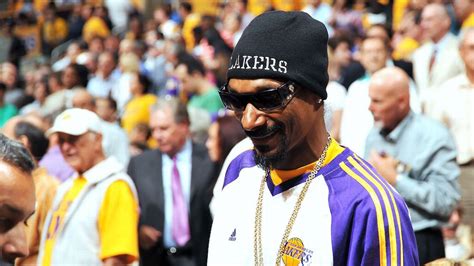 Snoop Dogg gives Kobe Bryant Los Angeles Lakers-themed convertible