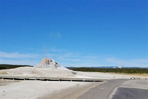 White Dome Geyser + Waiting for it to erupt in Yellowstone National Park... 🌋 Wyoming travel ...