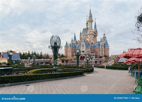 Disneyland Castle, Shanghai Editorial Photo - Image of shanghai ...