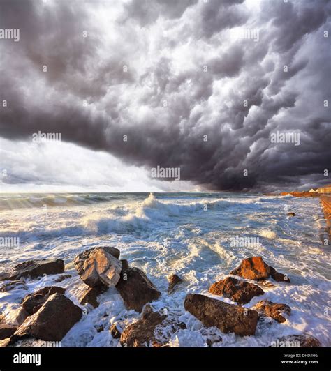 Lightning storm ocean hi-res stock photography and images - Alamy