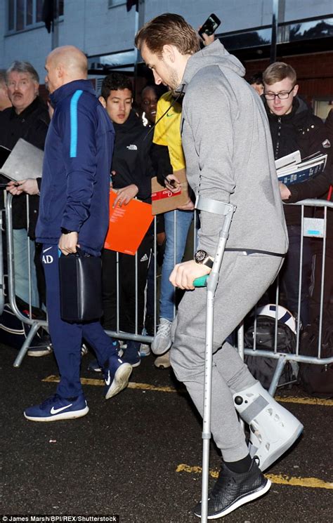 Harry Kane leaves Bournemouth on crutches after right ankle injury | Daily Mail Online