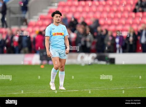 Marcus Smith #10 of Harlequins warms up before the Gallagher ...