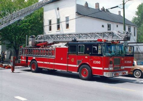 Fire Engines Photos - Chicago Fire Department Reserve Truck 266