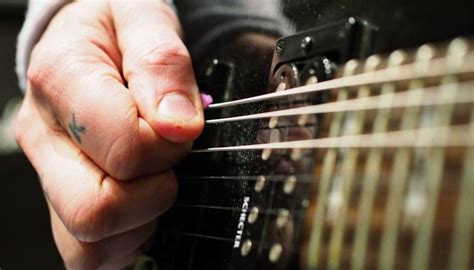 Improve The Tuning Of Your Guitar, pt 2 – How to pluck the strings when tuning