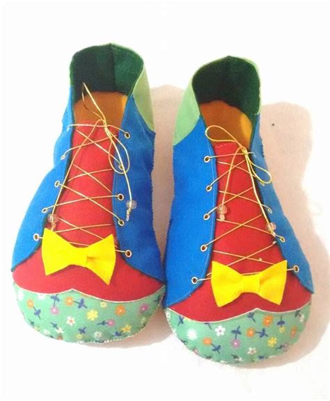 Clown Shoes - Click forward for free pattern - rechts auf Pfeil und du kommst zur Schnittvorlage ...