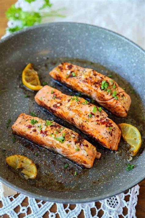 Easy pan fried honey garlic salmon | Salmon recipes, Honey garlic salmon, Recipes