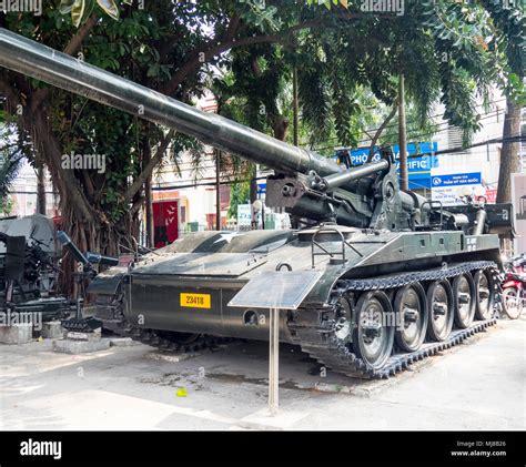 US Army M107 175mm self-propelled gun from the Vietnam War on display ...