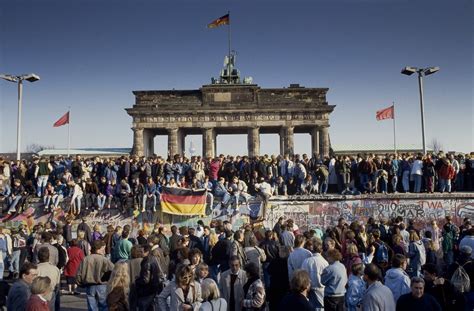 Menschen aus Ost und West feiern den Fall der Berliner Mauer am ...