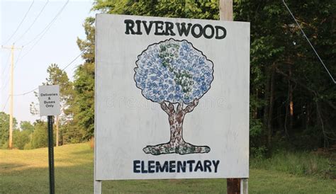 Riverwood Elementary School Sign, Memphis, TN Editorial Stock Image - Image of school, suburb ...