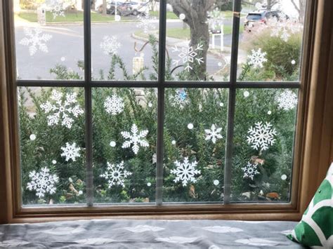 How to Decorate a Snowy Christmas Window - momhomeguide.com