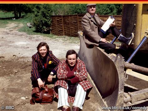 David Dixon (Ford Prefect), Simon Jones (Arthur Dent) in "The Hitchhiker's Guide to the G ...