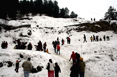 Kufri receives fresh snowfall