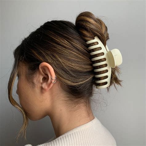 Cream Hair Clip in 2021 | Clip hairstyles, Banana hair clips, Claw hair clips