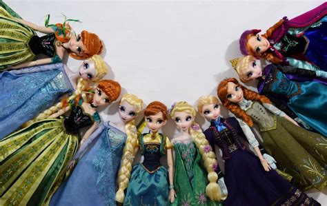 there are many dolls that are lined up together