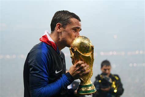 FIFA 2018 Antoine Griezmann with Trophy Wallpaper, HD Sports 4K Wallpapers, Images and ...