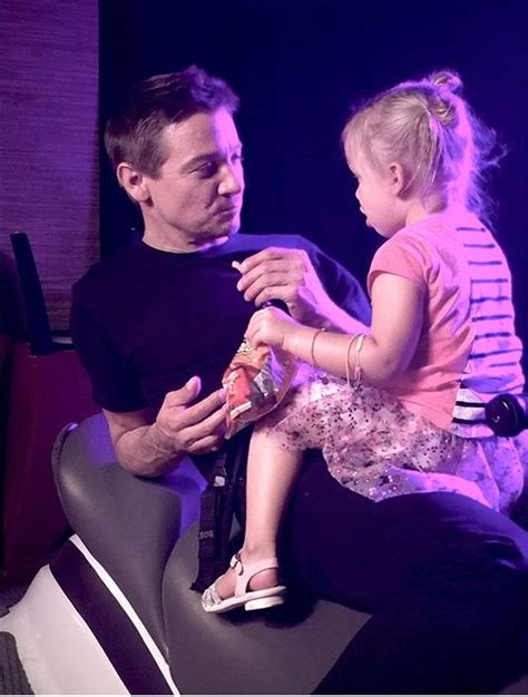 Jeremy Renner w/daughter Ava | Jeremy renner, Renner, Jeremy