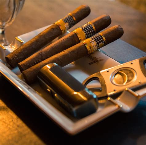 How to smoke a cigar; Cigar Guide | Lisardo Vivas