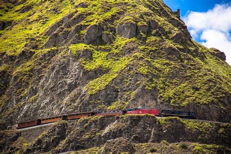 Avenue of the volcanoes –Tours in the Highlands of Ecuador