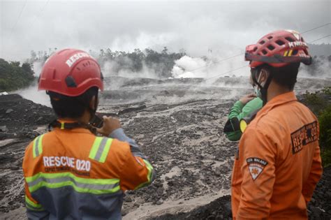 Thousands flee as Indonesia's Mount Semeru volcano erupts anew exactly ...