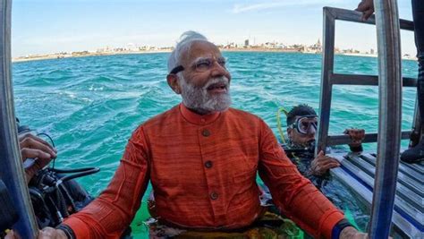 PM Modi dives in Arabian Sea for Dwarka Darshan, performs puja | Watch ...