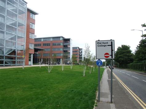 Mid Kent College, Medway Campus,... © Chris Whippet cc-by-sa/2.0 ...