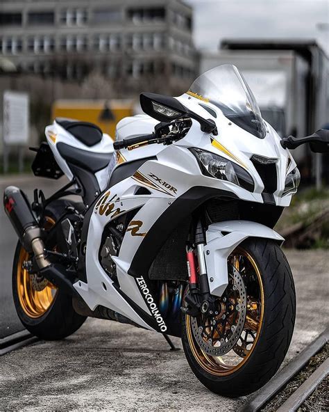 Ninja ZX-10R on Instagram: “White shark 🦈 @zerocoolmoto Upload your ZX10R 🔥 Follow & Tag ...