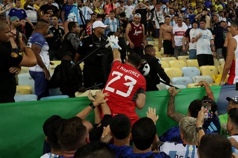 El duro enfrentamiento entre Dibu Martínez y la policía de Brasil - La ...