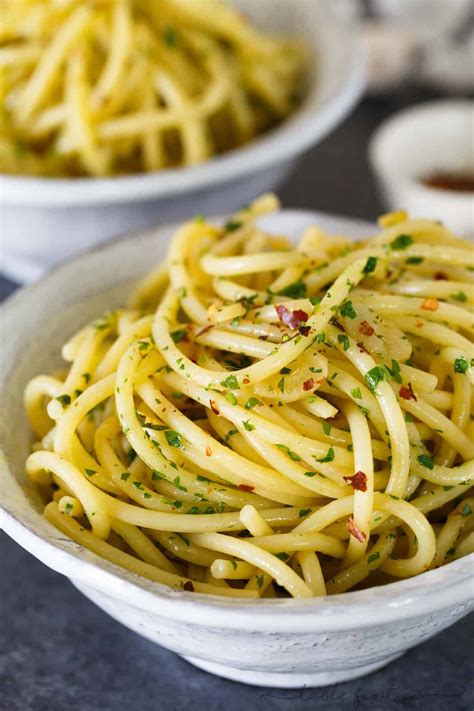 Fried Garlic and Red Pepper Olive Oil Pasta (Pasta Aglio E Olio) | Table for Two | Bloglovin’