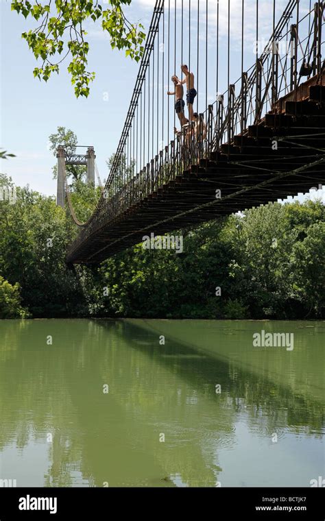 Jumping off bridges hi-res stock photography and images - Alamy