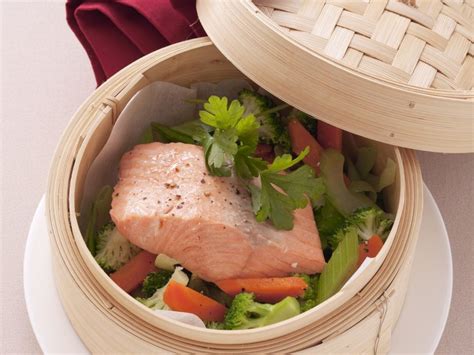 Steamed salmon with vegetables Recipe | EatSmarter