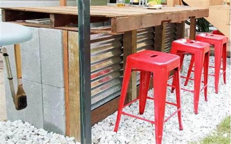 DIY Cinder Block and Pallet Outdoor Bar | DIYIdeaCenter.com